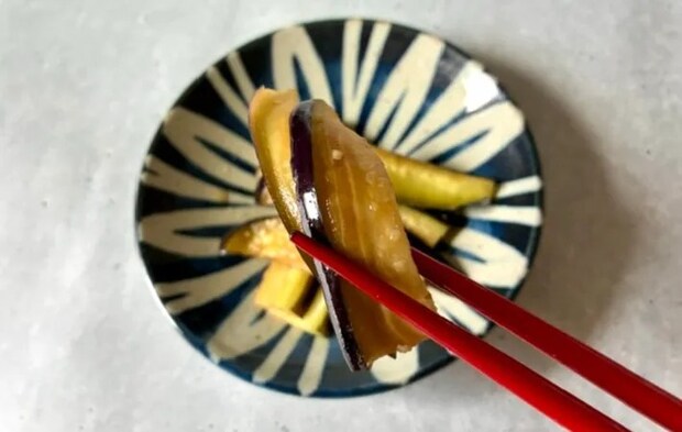 箸でなすを持ち上げる画像（撮影：エニママ）