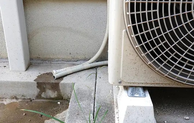室外機とドレンホースの写真