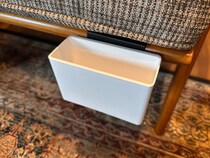エアコンのリモコン置き場に困った時は『ブックエンド』が役立つ！　浮かせて収納する裏ワザがこちら！