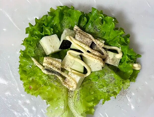 レタスの上にナス、マヨネーズ、黒コショウを重ねる写真撮影：grapeフード編集部