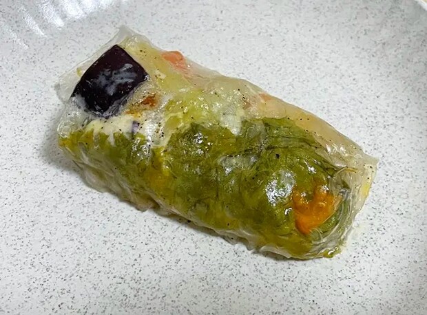 野菜を包んだライスペーパーを焼いた写真（撮影：grapeフード編集部）