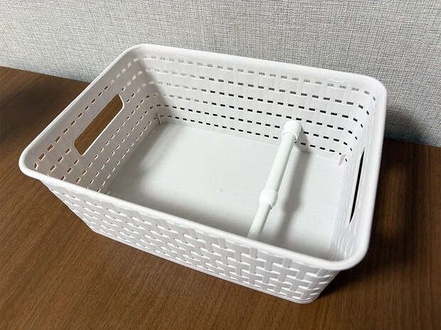 バスケットに『短いつっぱり棒』を設置　かゆいところに手が届く活用法が、こちら