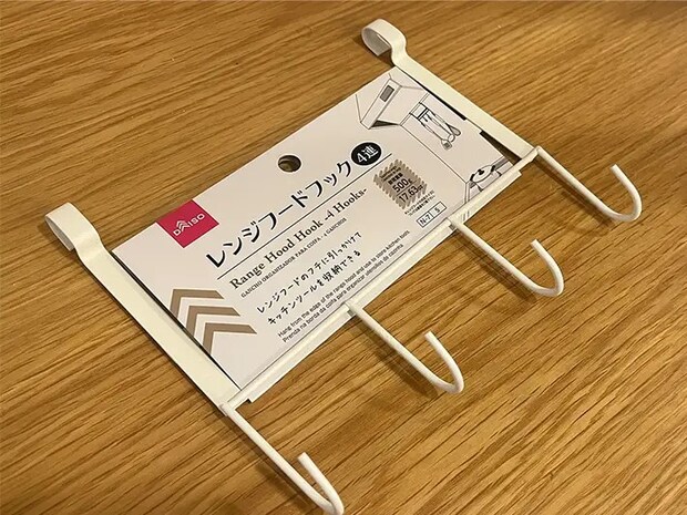 ダイソーの４連フックの写真（撮影：grapeライフハック編集部)