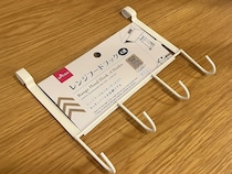 ジムのカード、サングラス、お風呂掃除グッズ…　ダイソーの４連フックが定位置づくりに活躍した！