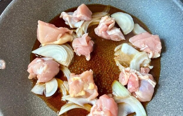 鶏肉とタマネギを加えた画像（撮影：エニママ）
