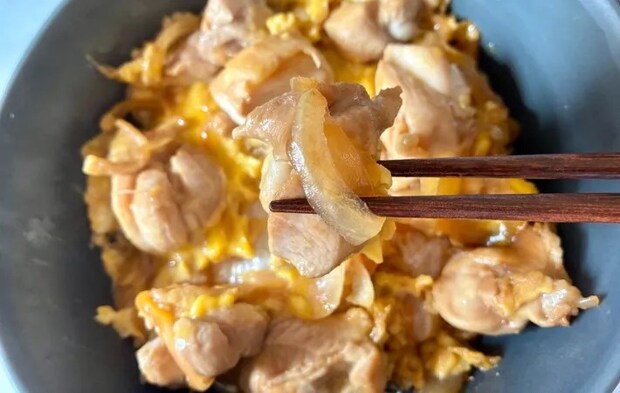 鶏肉を箸で持ち上げる画像（撮影：エニママ）