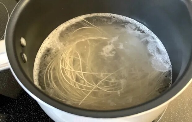 そうめんをゆでている画像（撮影：エニママ）