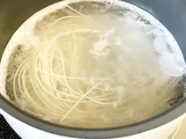 めんつゆ、水だけで割ってない？　そうめんの意外なアレンジに「ほどよく甘くて好き！」【10分レシピ】