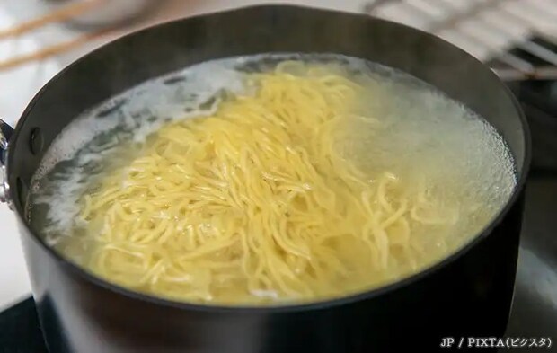 麺をゆでている写真