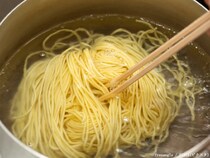 夏に食べたい冷やし中華　麺をツルツルにする『ゆでる前後の一工夫』とは？