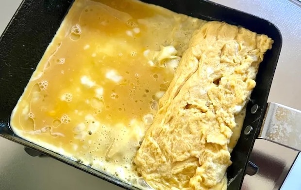 玉子焼き器で巻いていく画像（撮影：エニママ）