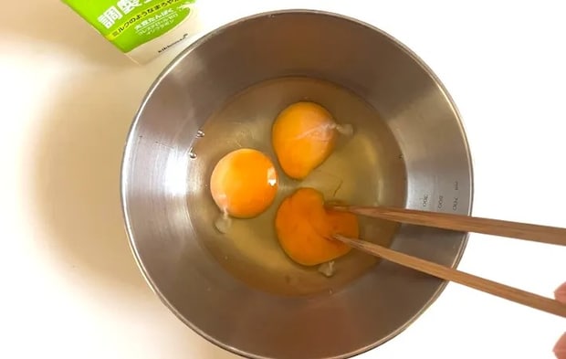 卵を混ぜている画像（撮影：エニママ）