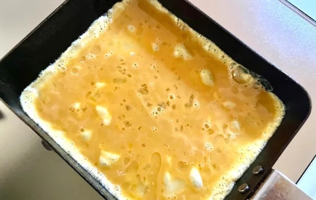 玉子焼き器で焼く画像（撮影：エニママ）