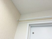 つっぱり棒を『トイレのドア上』に設置すると快適　収納力が何倍もアップする方法とは