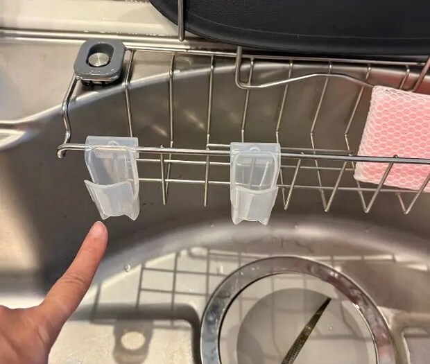 水切りラックに引っ掛ける（撮影：grapeライフハック編集部）