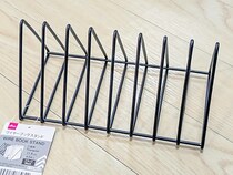 220円の『ワイヤーブックスタンド』がキッチンでも活躍！　ダイソーに聞いた意外な使い道に「調理ストレス減った」