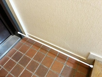 『玄関の下』につっぱり棒を設置すると悩み解決！　すぐに試せる収納法で「玄関がスッキリ」
