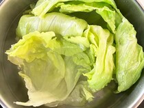 ゆでたレタスを巻いて、味つけに『大さじ1杯』の？「5分で作れる」「1玉をペロリ」