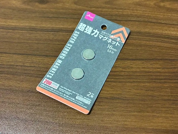 机に置かれた強力マグネット（撮影：grapeライフハック編集部）