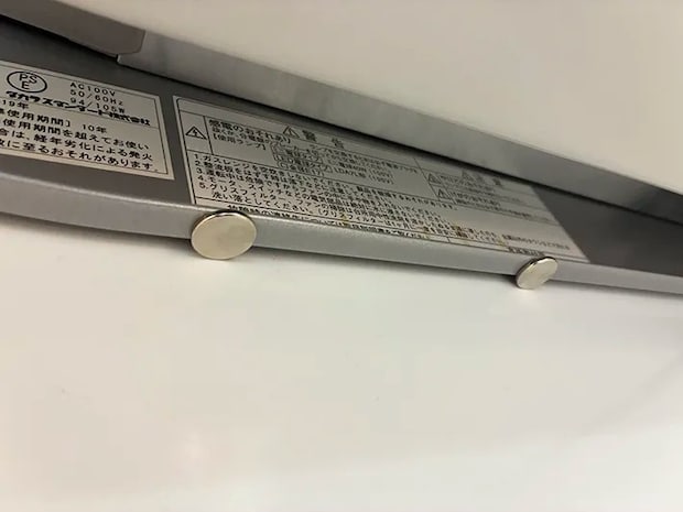 換気扇下につけた2個のマグネット（撮影：grapeライフハック編集部）