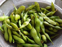 枝豆をゆでる時、水は使いません！　麦茶を使ってみた一口目が…【調理テク4選】