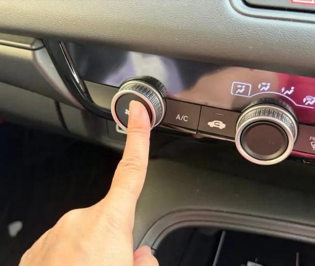 エアコンのスイッチを入れている様子（撮影：grapeライフハック編集部）
