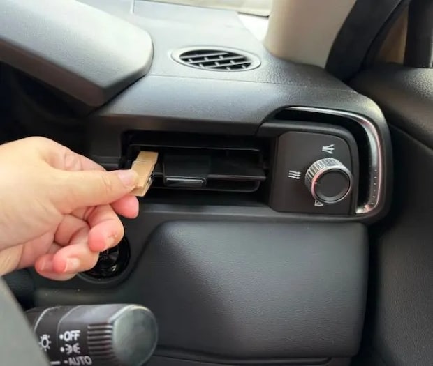 車のエアコンの吹き出し口に設置する様子（撮影：grapeライフハック編集部）