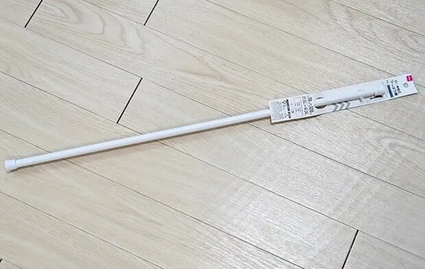 『ダイソー 白い伸縮式つっぱり棒』の写真（撮影：ワード）