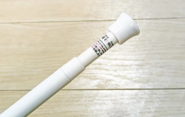 『ダイソー 白い伸縮式つっぱり棒』の写真（撮影：ワード）