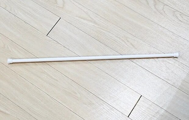 『ダイソー 白い伸縮式つっぱり棒』の写真（撮影：ワード）