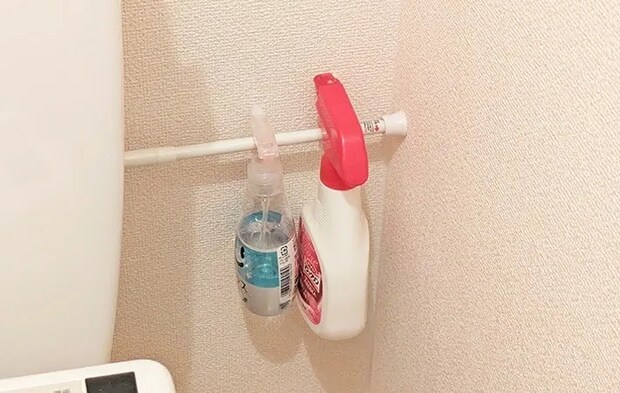 『ダイソー 白い伸縮式つっぱり棒』の使用写真（撮影：ワード）