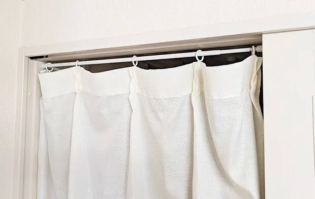 『ダイソー 白い伸縮式つっぱり棒』の使用写真（撮影：ワード）