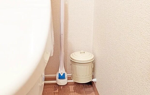 『ダイソー 白い伸縮式つっぱり棒』の使用写真（撮影：ワード）