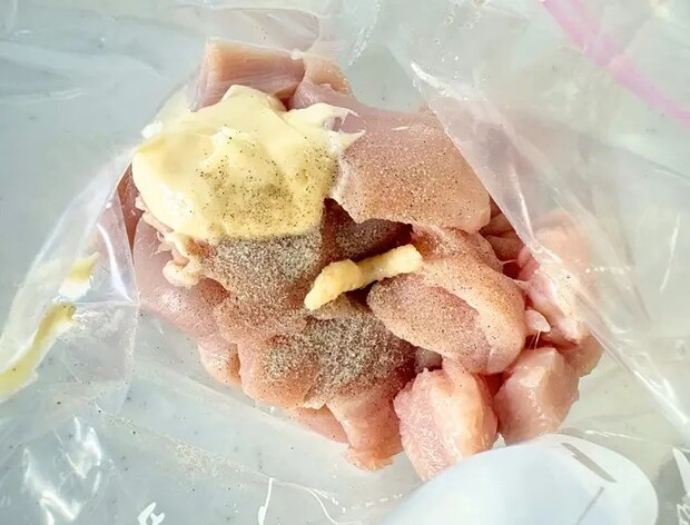 ジップ付き袋に鶏むね肉と調味料を入れた画像（撮影：エニママ）