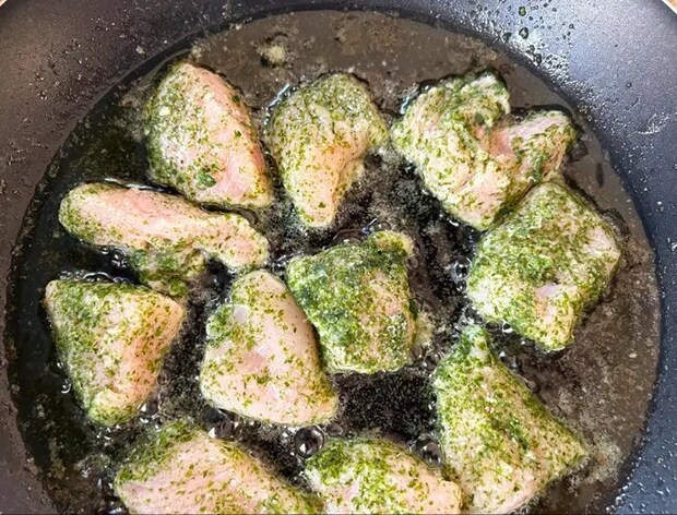 揚げ焼きにしている画像（撮影：エニママ）