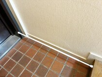 『玄関の下』につっぱり棒を設置すると悩み解決！　すぐに試せる収納法で「玄関がスッキリ」
