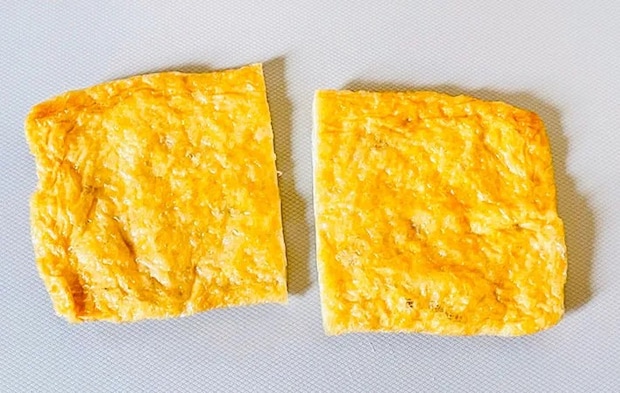 油揚げを半分に切った画像（撮影:エニママ）　