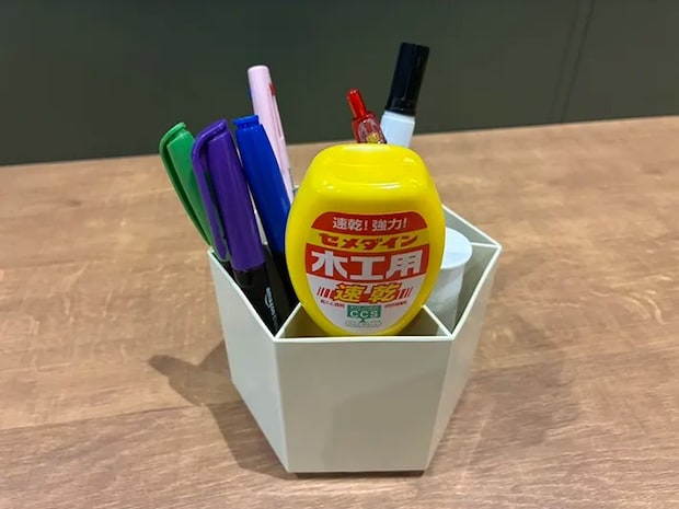 木工ボンドやスティックのり、ペンなどが入った回転式ペンスタンド（撮影：grapeライフハック編集部）
