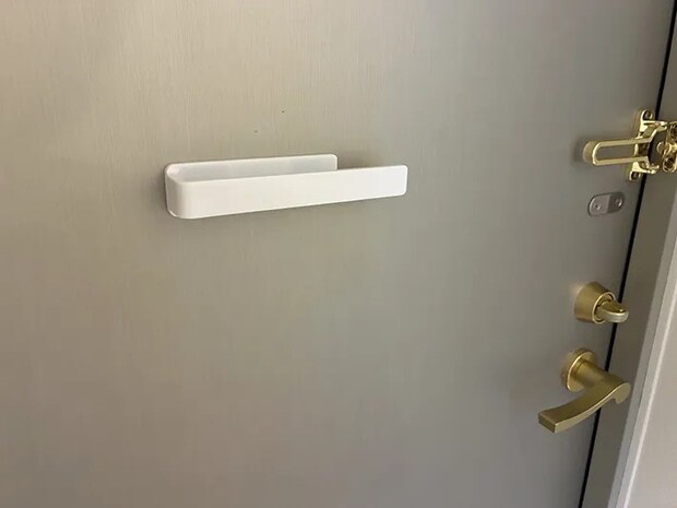 玄関に張りつけたマグネットボディタオルハンガー（撮影：grapeライフハック編集部）