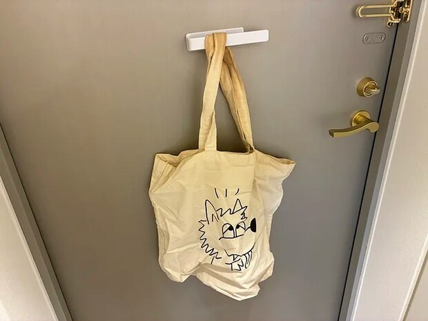 マグネットボディタオルハンガーに引っ掛けたエコバッグ（撮影：grapeライフハック編集部）