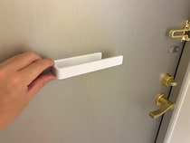 ボディタオルハンガーに、タオルはかけません！　100均アイテムの玄関活用法が、便利すぎた
