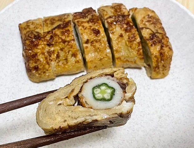 オクラとチクワの入った玉子焼きの写真（撮影：grapeフード編集部）