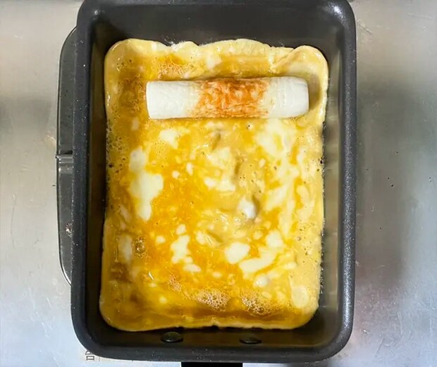 玉子焼きを焼く写真（撮影：grapeフード編集部）
