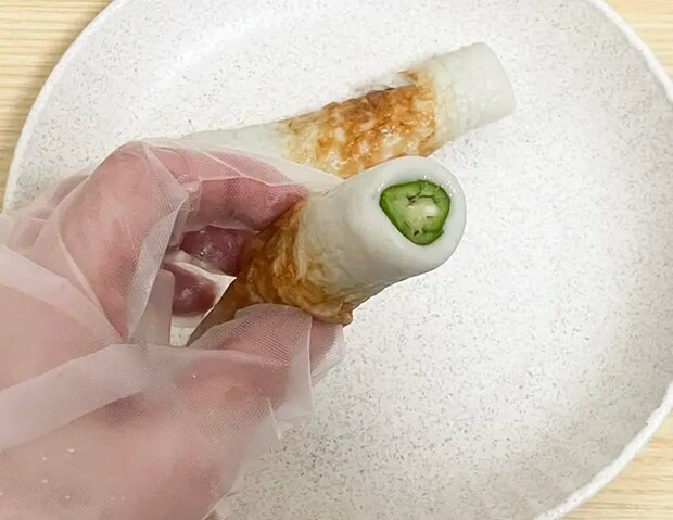 ちくわにオクラを詰める写真（撮影：grapeフード編集部）