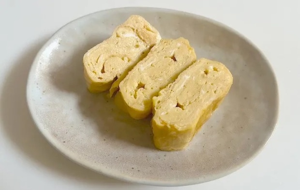 カットして器に盛りつけた玉子焼きの画像（撮影：エニママ）