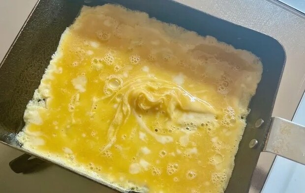 玉子焼き器で焼いている画像（撮影：エニママ）