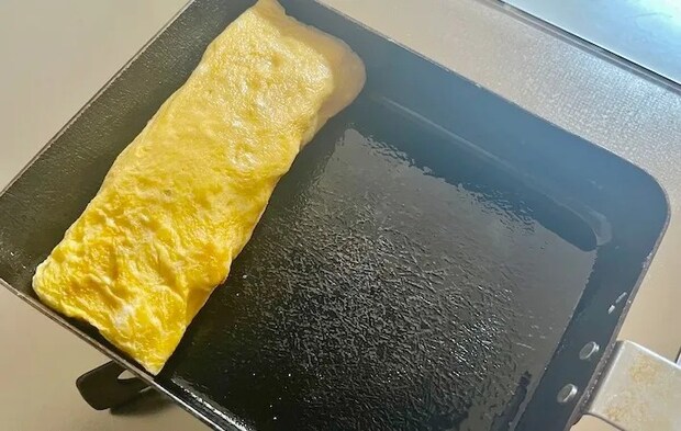 玉子焼き器で巻いている画像（撮影：エニママ）