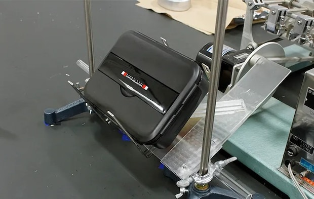 30度傾けたお弁当箱の写真（撮影：エフシージー総合研究所）