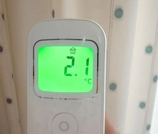アルミホイルで包んだ保冷剤の表面温度（撮影：grapeライフハック編集部）