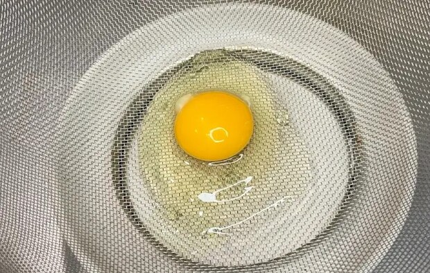 ざるに卵を割った状態の画像（撮影：キジカク）